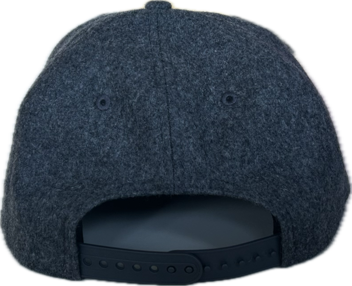 Rear view of anthracite loden cap with ventilation eyelets and adjustable plastic snapback closure | © Planai-Hochwurzen-Bahnen Gesellschaft m.b.H.