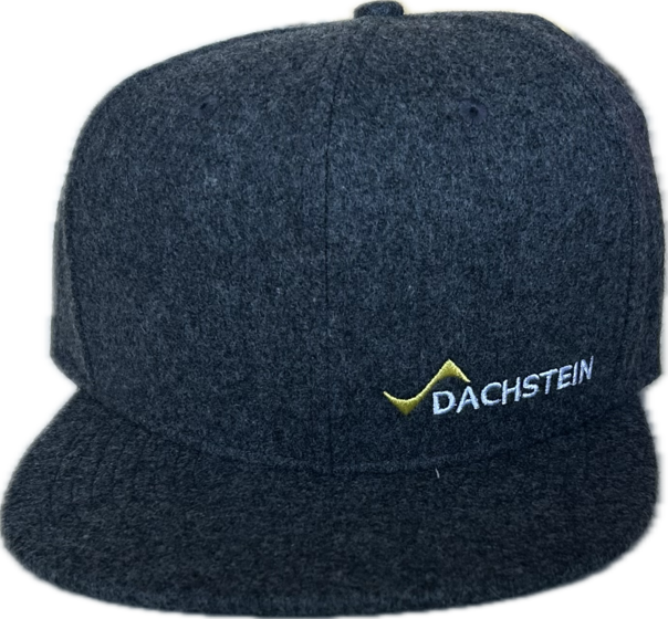 Front view of anthracite loden cap with flat visor and embroidered Dachstein logo | © Planai-Hochwurzen-Bahnen Gesellschaft m.b.H.