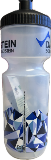 Transparent sports bottle made of bioplastic with black lid and geometric Dachstein pattern in blue tones | © Planai-Hochwurzen-Bahnen Gesellschaft m.b.H.