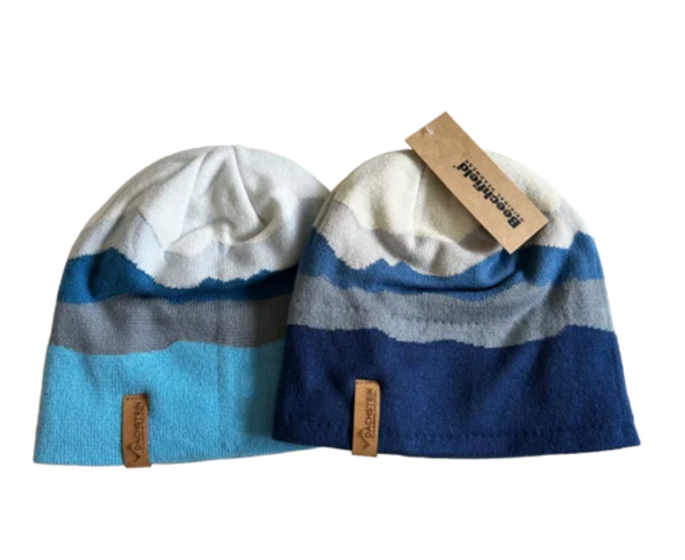 Two beanies with striped mountain design in white, grey and blue shades with leather patch | © Planai-Hochwurzen-Bahnen Gesellschaft m.b.H.