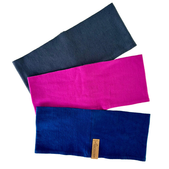 Wide fabric headbands in dark blue, pink and black, one with visible Dachstein leather label | © Planai-Hochwurzen-Bahnen Gesellschaft m.b.H.