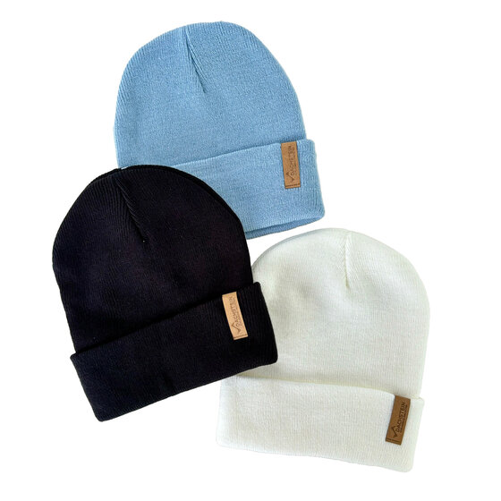 Three soft beanies in black, light blue and white with brown SnapPap label on the hem | © Planai-Hochwurzen-Bahnen GmbH