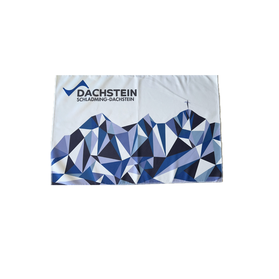 White microfibre sports towel with geometric mountain design in blue and Schladming-Dachstein logo print | © Planai-Hochwurzen-Bahnen Gesellschaft m.b.H.