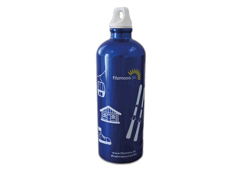 Blue water bottle with filzmoos.ski logo, skis, gondola and mountain hut motifs. | © Bergbahnen Filzmoos GmbH