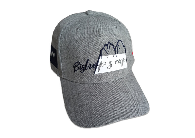 Light grey baseball cap with embroidered mountain logo and lettering, isolated on a light background. | © Bergbahnen Filzmoos GmbH