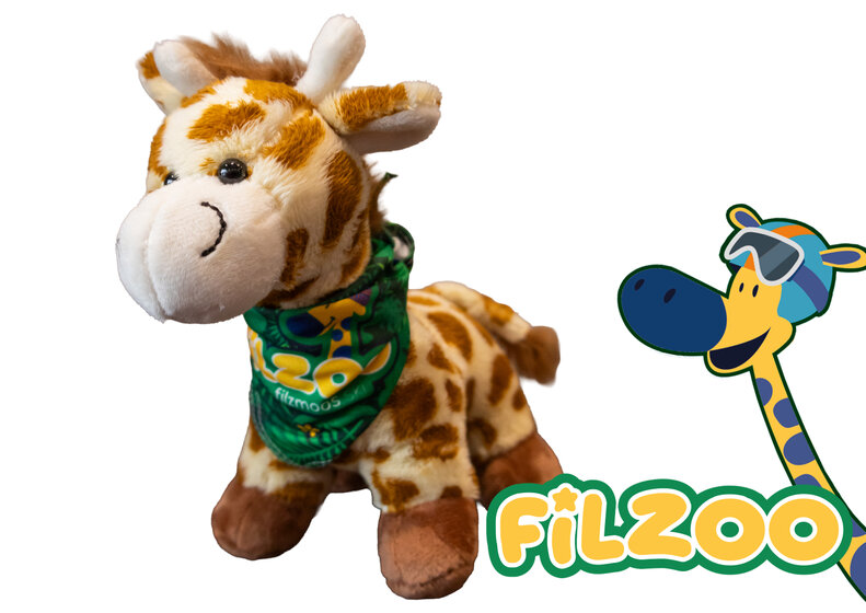 Plush giraffe with brown spots and green Filzmoos neck scarf, isolated on a light background. | © Bergbahnen Filzmoos GmbH