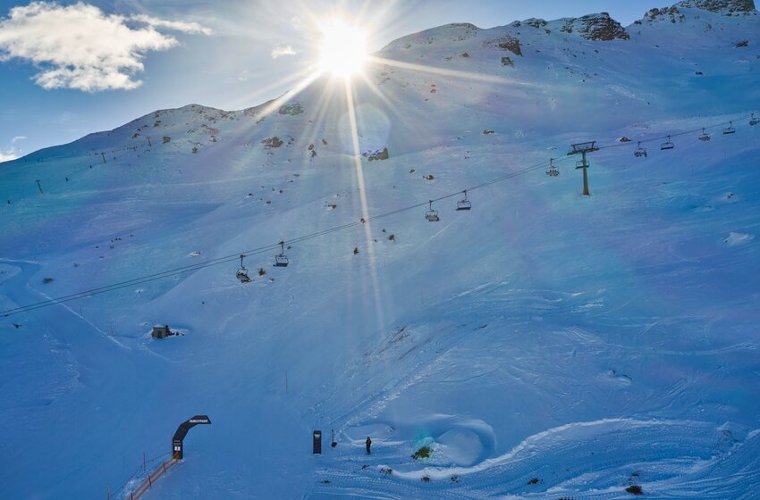 Chairlift moves over snowy slope with funpark in low morning sunlight | © Gasteinertal Tourismus GmbH