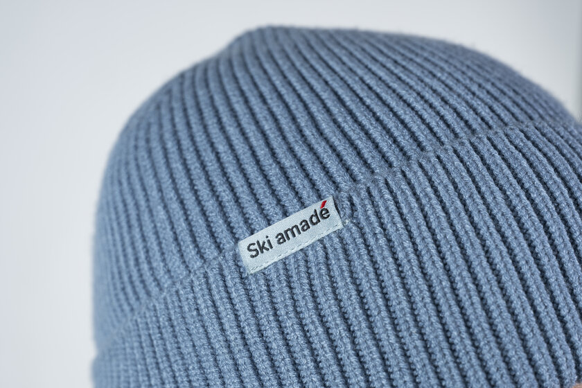 Light blue ribbed knit beanie with Ski amadé logo on a small fabric tag | © Ski amadé GmbH
