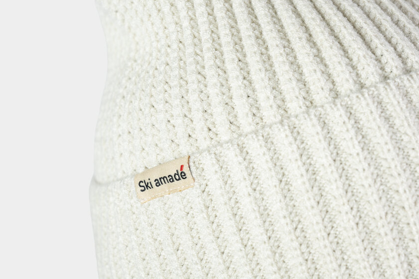 Cream white textured knit beanie with Ski amadé logo on a fabric label | © Ski amadé GmbH