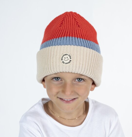 Boy in red-beige Mountain Vibe Ski amadé beanie and white shirt in studio | © Ski amadé GmbH