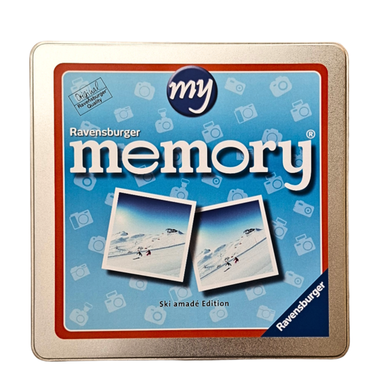 Square metal tin with blue Ravensburger memory design, Ski amadé edition with skiing images | © Ski amadé GmbH