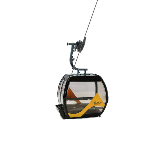 Single gondola of the Planai cable car with yellow logo, isolated on white background | © Planai-Hochwurzen-Bahnen GmbH