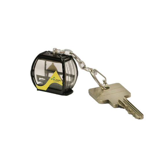 Keyring with small black Planai gondola and metal key on white background | © Planai-Hochwurzen-Bahnen GmbH