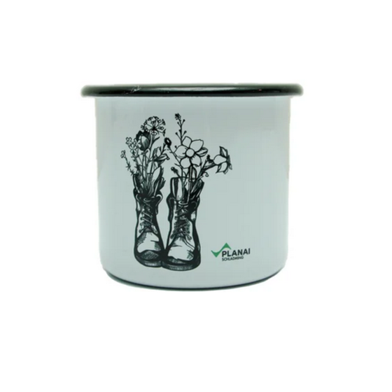 White enamel mug with black rim, graphic of hiking boots filled with flowers and Planai lettering | © Planai-Hochwurzen-Bahnen GmbH