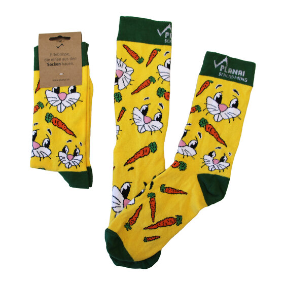 Three yellow kids’ socks with green cuffs, printed with white bunny faces and orange carrots on a yellow base | © Planai-Hochwurzen-Bahnen GmbH