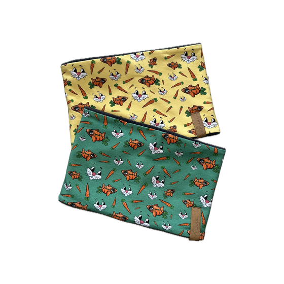 Two colourful kids’ tube scarves with bunny faces, carrots and orange rabbits on green and yellow fabric | © Planai-Hochwurzen-Bahnen GmbH