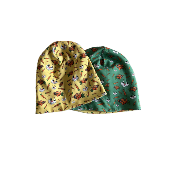 Kids’ beanie on glass model head, printed with bunny faces, carrots and orange rabbits, leather tag on side | © Planai-Hochwurzen-Bahnen GmbH