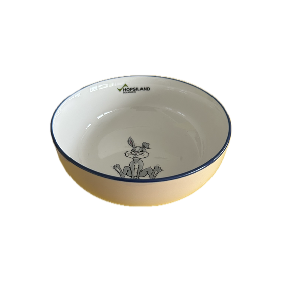 White ceramic bowl with blue rim, inside a Hopsi face and Hopsiland logo visible on the back side | © Planai-Hochwurzen-Bahnen GmbH