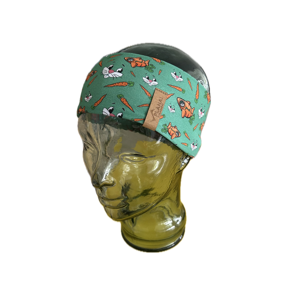 Green kids’ headband on glass model head with white bunny faces, orange rabbits, carrots and leather tag on side | © Planai-Hochwurzen-Bahnen GmbH