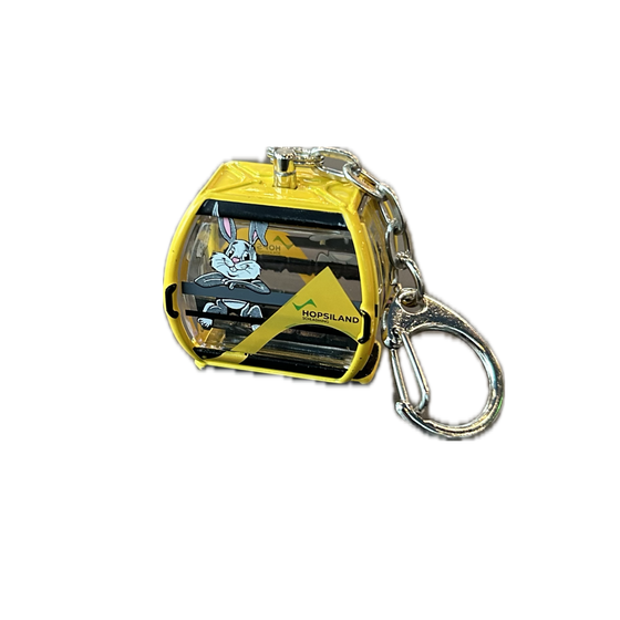 Small yellow gondola keychain with bunny graphics and Hopsiland logo on the front | © Planai-Hochwurzen-Bahnen GmbH