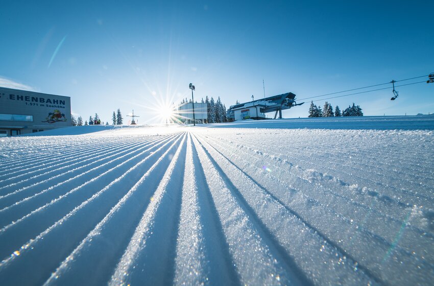 Close-up of a freshly groomed ski slope at sunrise near the base station of Kemahdhöhe. | © Zauchensee Liftgesellschaft Benedikt Scheffer GmbH